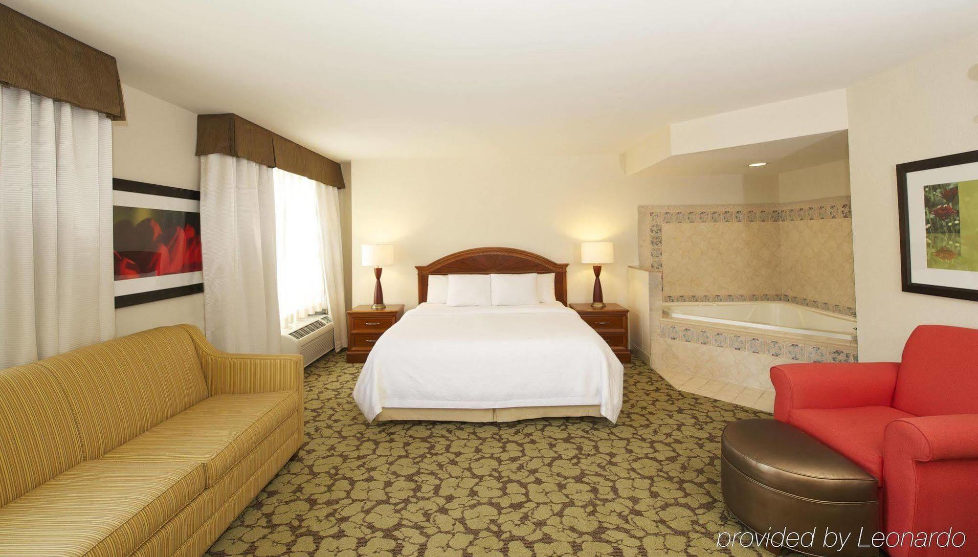 Hilton Garden Inn Virginia Beach Town Center Exterior photo